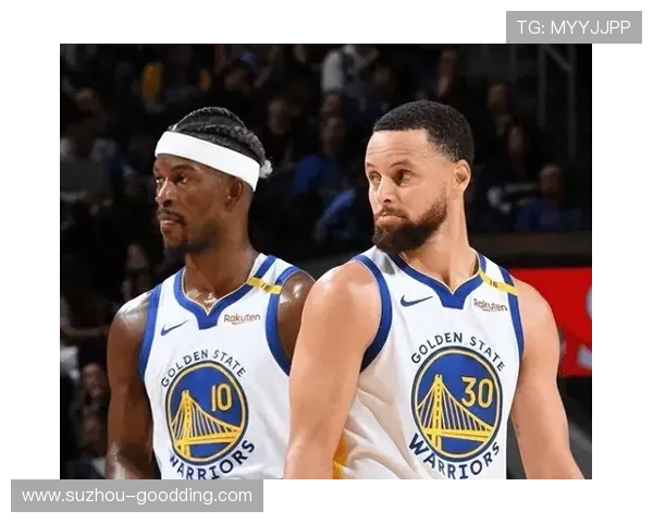 巴特勒妙传库里精准三分空心入网 展现完美默契配合